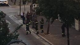 Calcinacci caduti da un palazzo. Vigili del fuoco sul posto