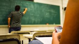 Disegna svastiche sulla cattedra e tira un pugno alla docente