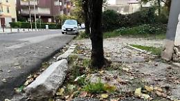 Marciapiedi trappola, un pericolo per i passanti: è polemica