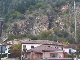 La collina continua a franare. Sassi che cadono e tanta paura