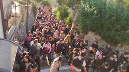 Lo “Zafferano viola” conquista. Le strade invase dalla gente