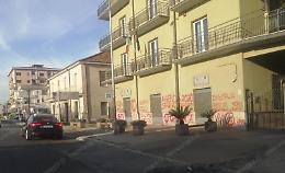 Scritte sui muri, il palazzo dell'Agenzia delle Entrate colpito dai vandali
