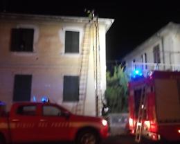 A fuoco una canna fumaria di un palazzo: l'intervento