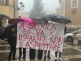 Istituto alberghiero senza laboratori in sede: manifestazione davanti al Comune