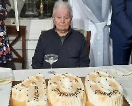 Cento candeline per zio Carmine. Grande festa con amici e parenti