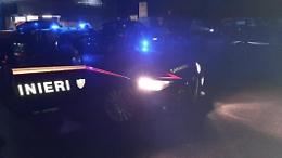 Inseguiti dai residenti lasciano l'auto e fuggono a piedi