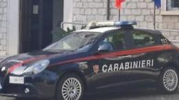 Rubano la borsa a una donna e sparano contro i carabinieri