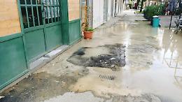 Cade in una profonda buca in piazza. Paura per una donna