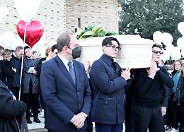 Lacrime e palloncini. L'ultimo saluto a Benny