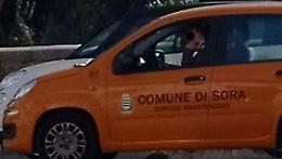 Al telefono mentre guida un'auto del Comune. La denuncia di FdI