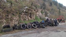 Mille pneumatici abbandonati recuperati sul Tracciolino