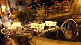Gettano la bici addobbata nella fontana. E pubblicano un video su Instagram
