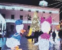 Le luminarie natalizie animano il centro storico, inaugurato il periodo festivo