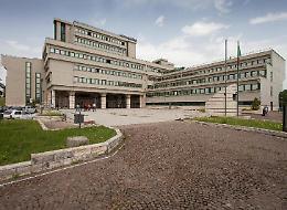Investe una vigilessa davanti alla scuola, trentenne a giudizio