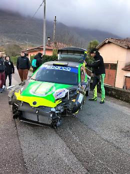 Incidente al Christmas Rally, auto sbanda e finisce contro un muretto