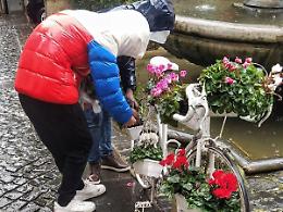 Bici gettata nella fontana. I minorenni autori del gesto si pentono
