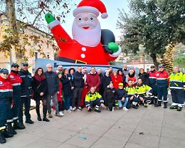 Adulti e bambini incantati dal villaggio di Babbo Natale