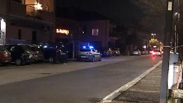 Dieci coltellate a un poliziotto. Trasportato allo "Spaziani"
