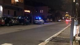 Poliziotto accoltellato, identificato l'aggressore ma è irreperibile