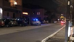 Identificato l'autore dell'accoltellamento al poliziotto. Ma è irreperibile