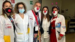 Sorrisi in corsia con i clown. Il regalo ai più piccoli