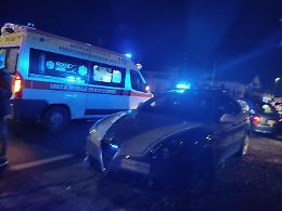 Rubano un'ambulanza e la usano per sfondare la vetrina di un locale