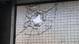 Atti vandalici alla stazione. Petardi e pietre distruggono tutto