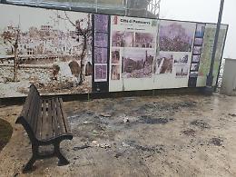 Raid vandalico in centro. Fiamme a pochi passi dal monumento ai caduti