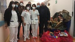 Befana e sportivi in pediatria per regalare un sorriso ai bambini