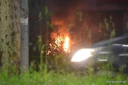 Fiamme alte e fumo nero: bruciano rifiuti vicino all'area sequestrata