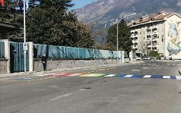 Strisce pedonali arcobaleno: la novità tra applausi e divieti
