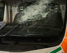 Distrugge un'ambulanza e aggredisce i sanitari del 118