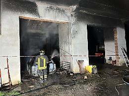 Auto e garage  in fiamme nella notte. Tragedia sfiorata