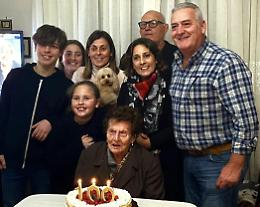 Un grande esempio per i suoi nipoti. Caterina spegne cento candeline