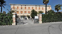 La scuola De Mattias chiude. Scatta la protesta dei genitori