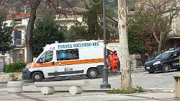 Cade e batte la testa su un masso durante un'escursione in montagna