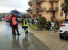 Auto si ribalta davanti a un'abitazione. Intervenute due ambulanze