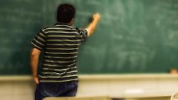 Studenti lo insultano e lo deridono. Malore per un professore