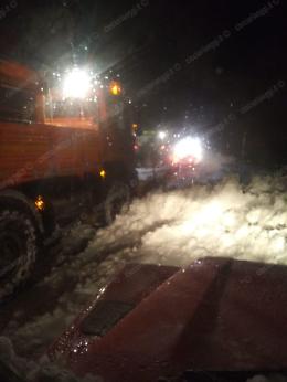 Spazzaneve in panne e auto bloccate. Intervento dei vigili del fuoco. Il video