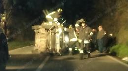 Si ribalta con l'auto. Ventenne finisce in ospedale