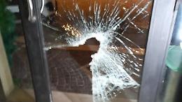 Raid nel centro storico. Auto danneggiate e furti alle attività. Ladri anche in chiesa