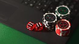 Gioca a poker con i soldi del reddito di cittadinanza
