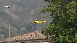 Cade e si ferisce gravemente. Ma qualcosa non torna