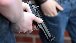 Gli puntano una pistola alla testa per rubargli il Rolex