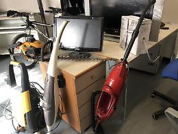 Biciclette, televisori, attrezzi da lavoro e tanto altro. Casa piena di refurtiva, s'indaga