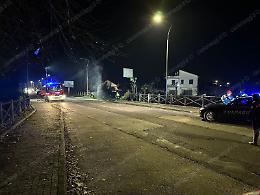 Auto si ribalta e finisce contro una colonnina del gas. Chiusa la strada