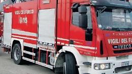 Incendio in una palazzina. Un uomo trasportato in ospedale