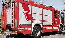 A fuoco il garage di una casa. Distrutti un'auto d'epoca e un altro mezzo