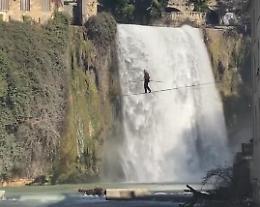 Spettacoli sotto la cascata. Andrea Loreni cattura l'attenzione dei passanti