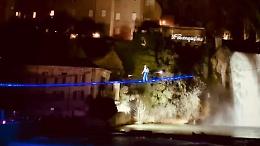 La magia dell'arte, il funambolo Andrea Loreni incanta tutti: il video
